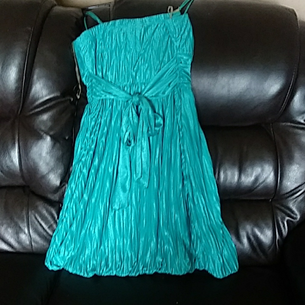 Beautiful Dress - Picture 4 of 5